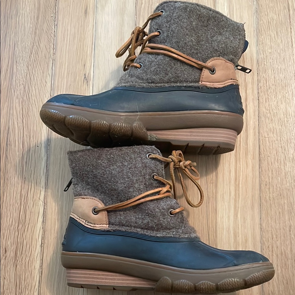 Sperry Two-Tone Winter Boots